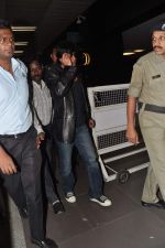 Shahrukh Khan leave for Muscat Valentine show in Mumbai Airport on 12th Feb 2013 (5).JPG